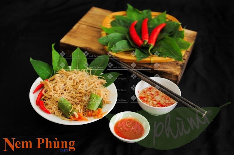 các bạn dùng lá sung cuốn với nem Phùng rồi chấm với tương ớt các bạn dùng lá sung cuốn với nem Phùng rồi chấm với tương ớt
