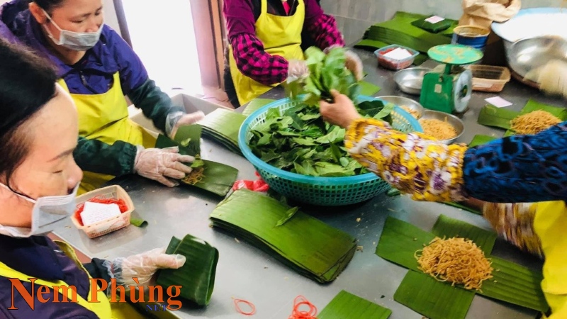 Trải lá chuối xuống, thêm 1 lớp lá sung lên trên rồi cho toàn bộ nem vừa trộn vào gói lại thật kỹ