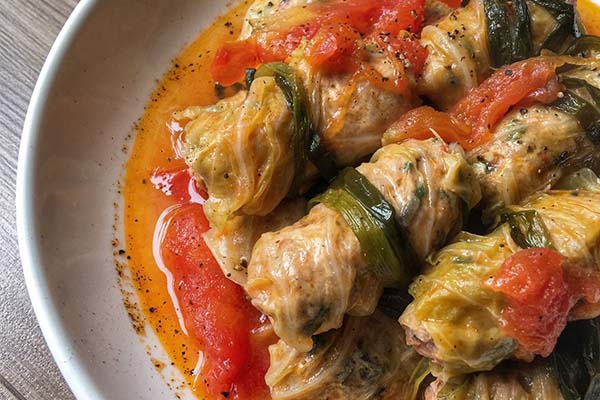 bắp cải cuộn thịt xốt cà chua