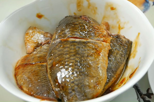 cá rô phi kho riềng