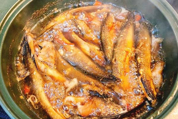 cách kho cá chạch nghệ