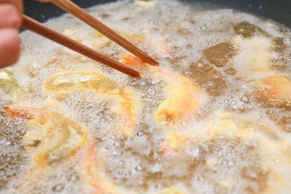 cách làm tôm chiên trứng muối