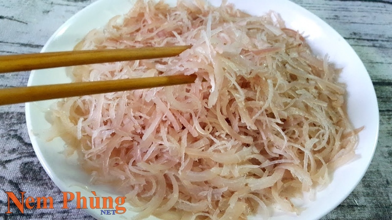 cho bì thái sợi, thịt thăn và mỡ vào âu to, cho tỏi băm vào trộn đều để khoảng 10 phút cho ngấm cho bì thái sợi, thịt thăn và mỡ vào âu to, cho tỏi băm vào trộn đều để khoảng 10 phút cho ngấm