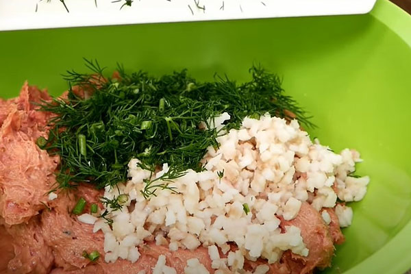 giò bò được trộn đều cùng mỡ và rau thì là