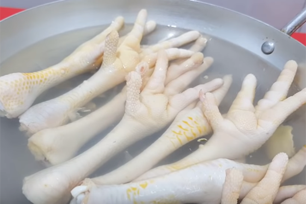 gỏi chân gà rút xương ngó sen