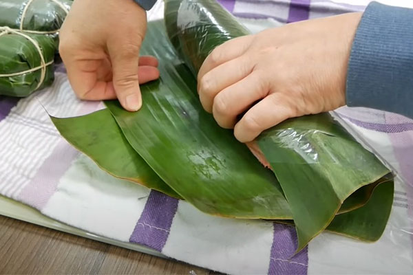 gói giò bò bằng lá chuối
