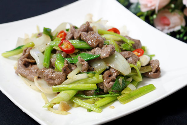 thịt dê xào củ hành