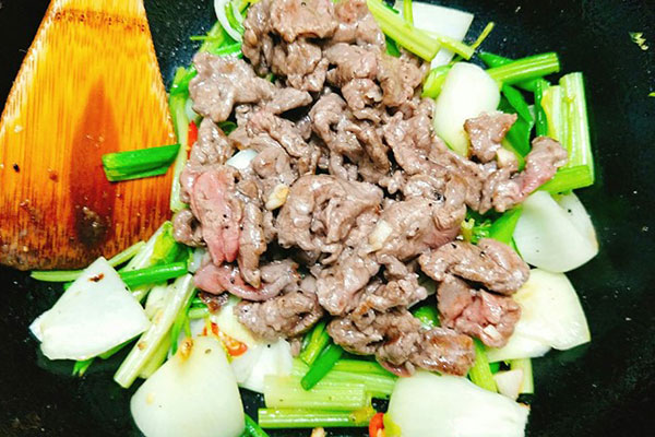 thịt dê xào hành tây