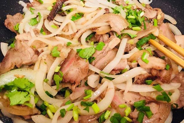 thịt heo rừng xào hành tây