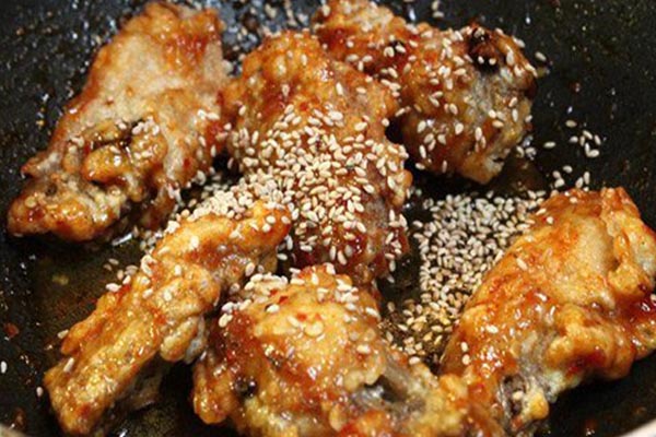 thịt thỏ chiên vàng xốt me